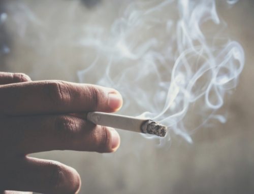 ¿El humo del vecino llega a tu casa? Cómo resolver los olores molestos en el edificio